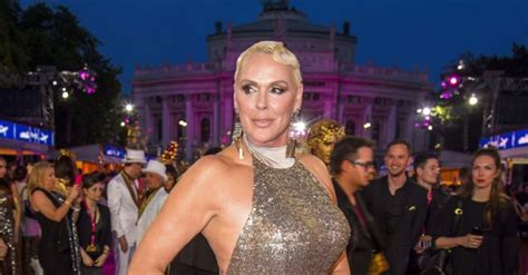 Atriz Brigitte Nielsen dá à luz seu quinto filho aos 54 anos.